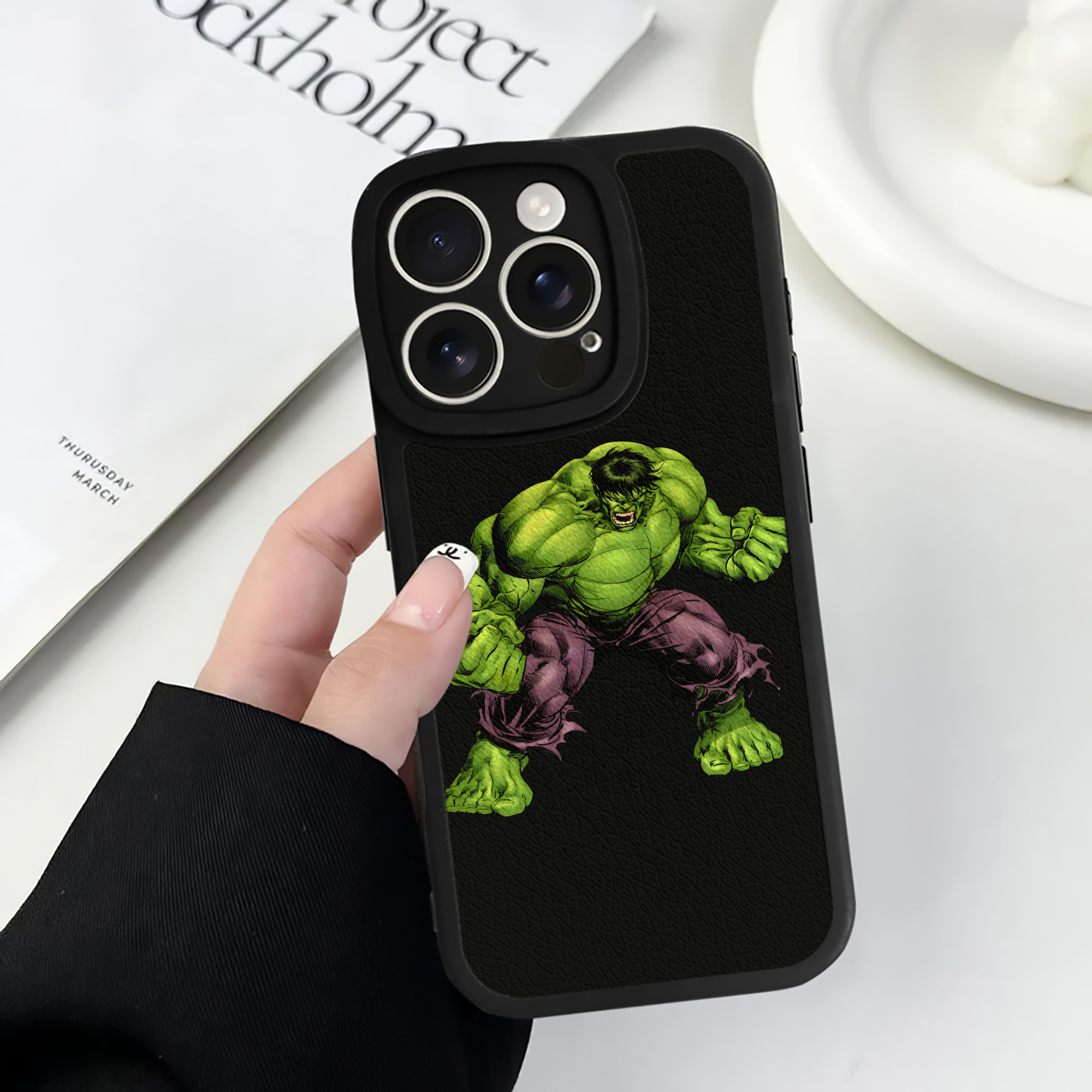 （画像用） アベンジャーズ The Avengers 【iPhone 16シリーズ対応】シリコンスマホケース（レザー調） 材質：シリコン
